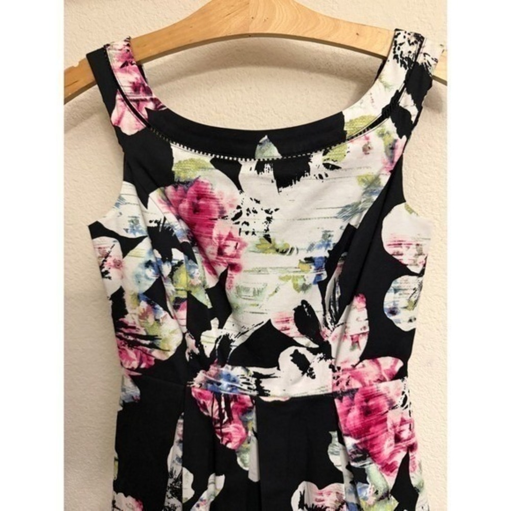 White House Black Market Floral Fit and Flare Dress Sleeveless Pleated Size 00 - Picture 4 of 9